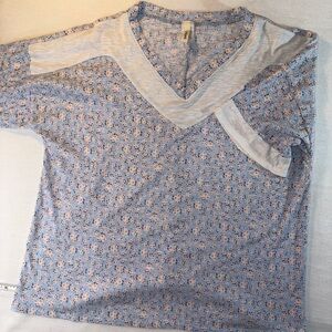 Casual V-Neck Floral Blue and White Women's Blouse Medium